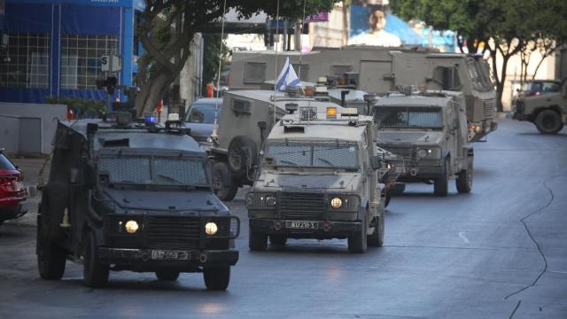 Imagen de archivo de varios vehículos del Ejército de Israel en Cisjordania.