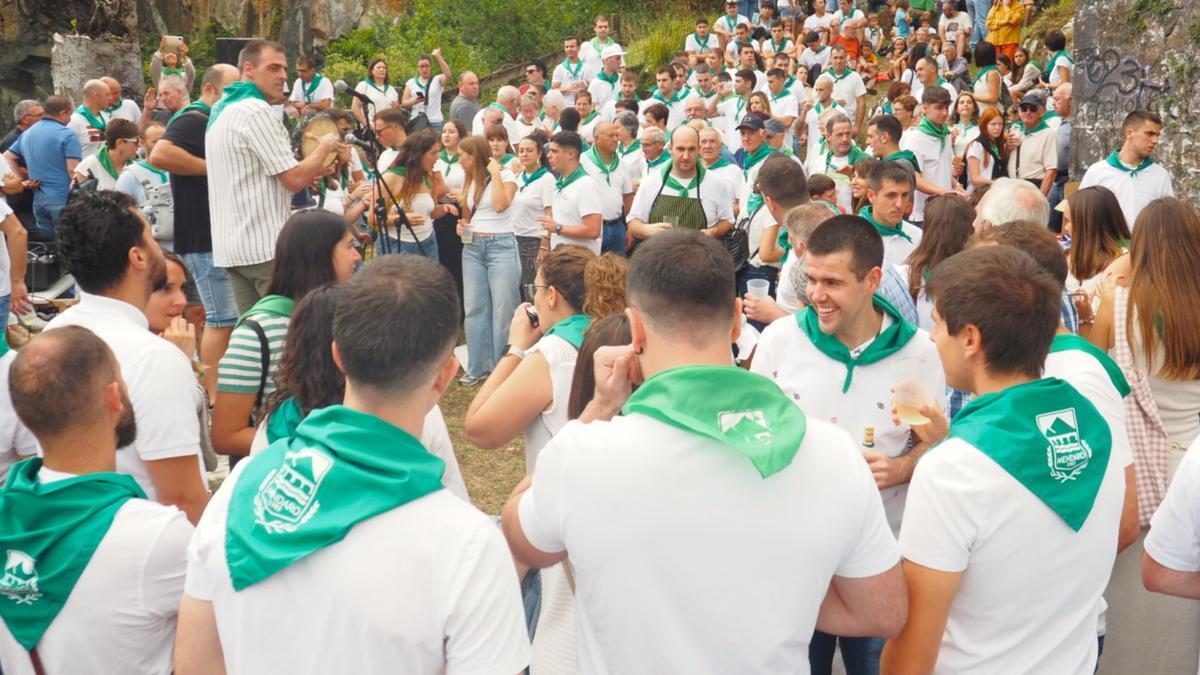 Los alrededores de la ermita han sido el escenario de una animada romería marcado por los colores verde y blanco.