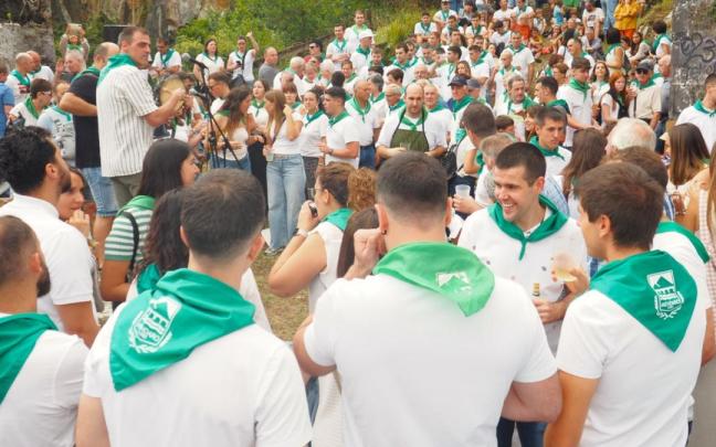 Los alrededores de la ermita han sido el escenario de una animada romería marcado por los colores verde y blanco.