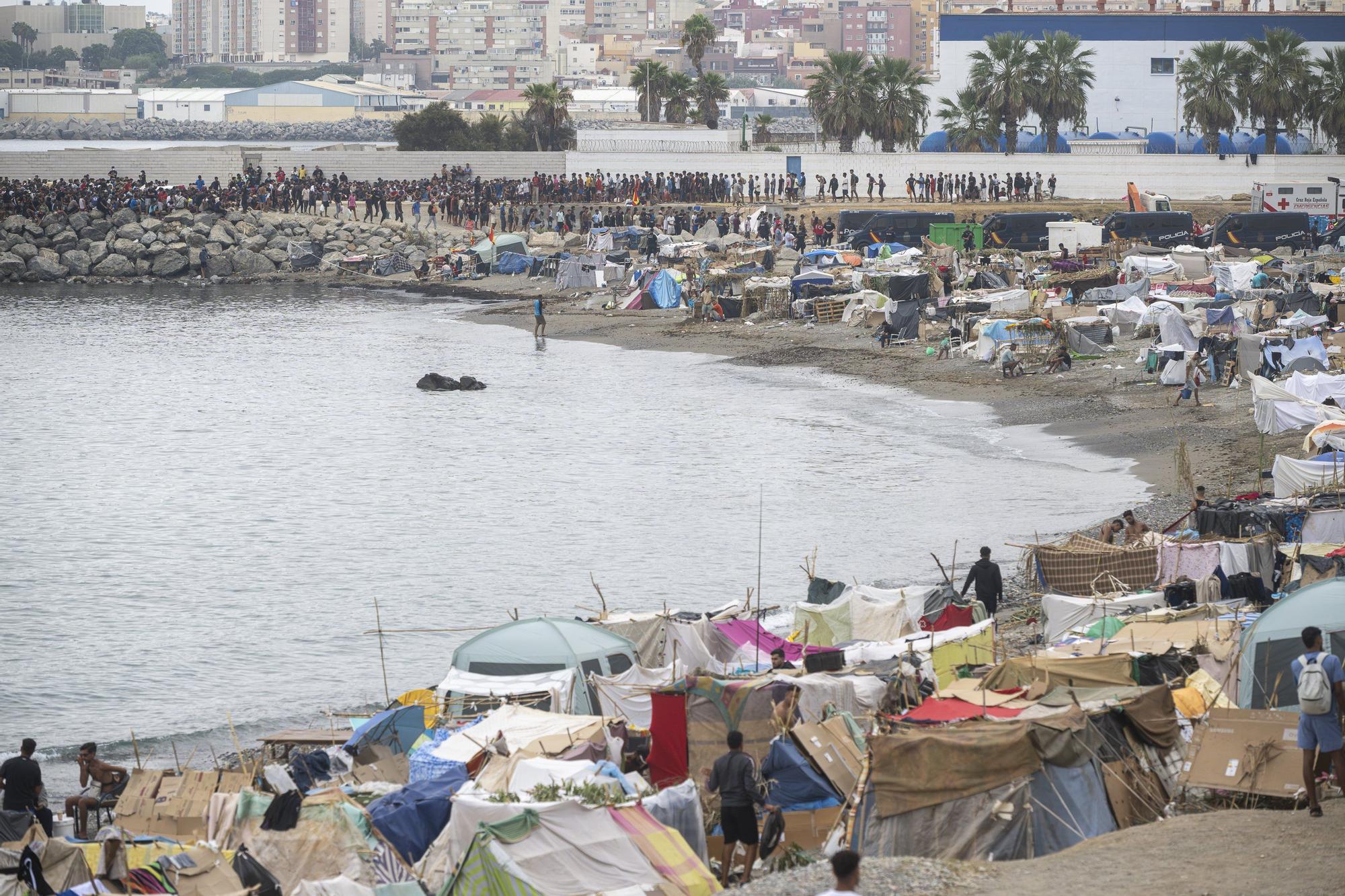 Asentamiento de migrantes en la playa, en Cueta.