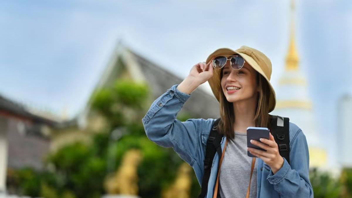 Turista feliz visita un nuevo país.