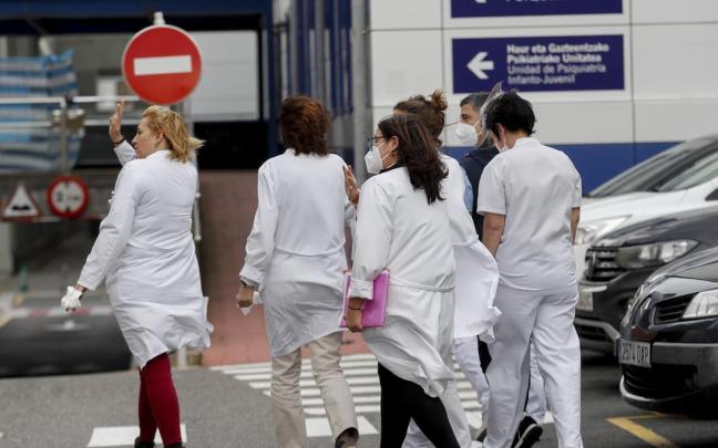 El déficit de facultativos en los centros de salud, fundamentalmente médicos de familia y pediatras, está pasando también factura a las Urgencias hospitalarias. Foto. Efe