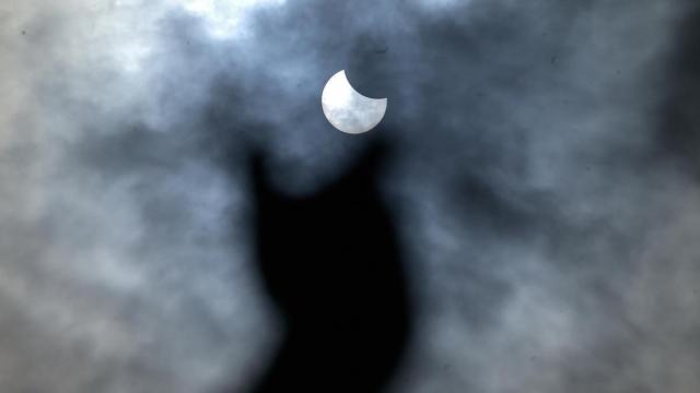 Imagen de un eclipse parcial , como el que empezará a divisarse este miércoles antes de que alcance su fase total.