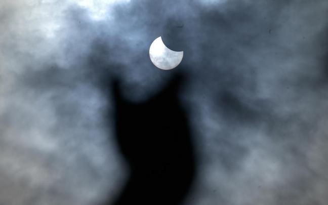 Imagen de un eclipse parcial , como el que empezará a divisarse este miércoles antes de que alcance su fase total.