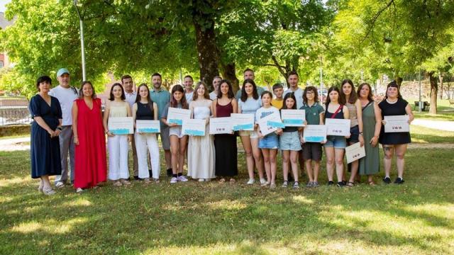 Representantes municipales y personas premiadas en la 43ª edición del certamen Julene Azpeitia.