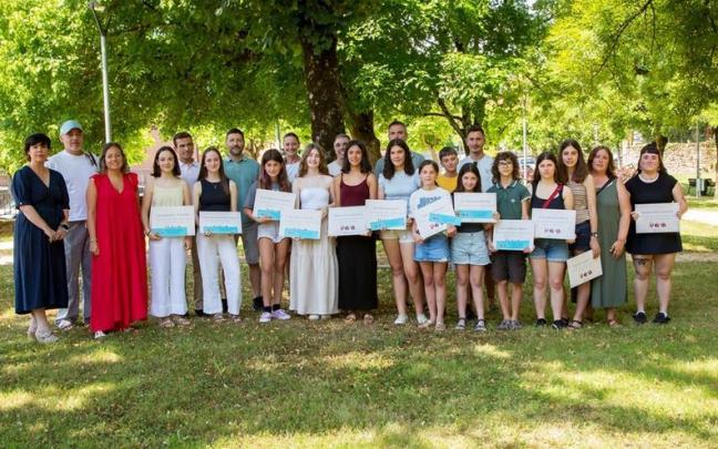 Representantes municipales y personas premiadas en la 43ª edición del certamen Julene Azpeitia.