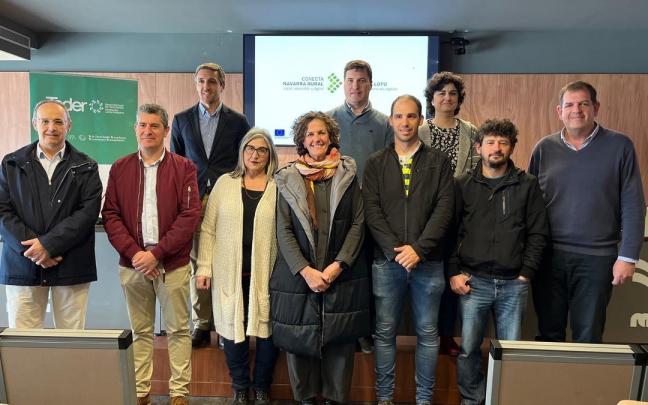 La consejera Gómez, con el resto de participantes en el acto. La consejera Gómez, con el resto de participantes en el acto.