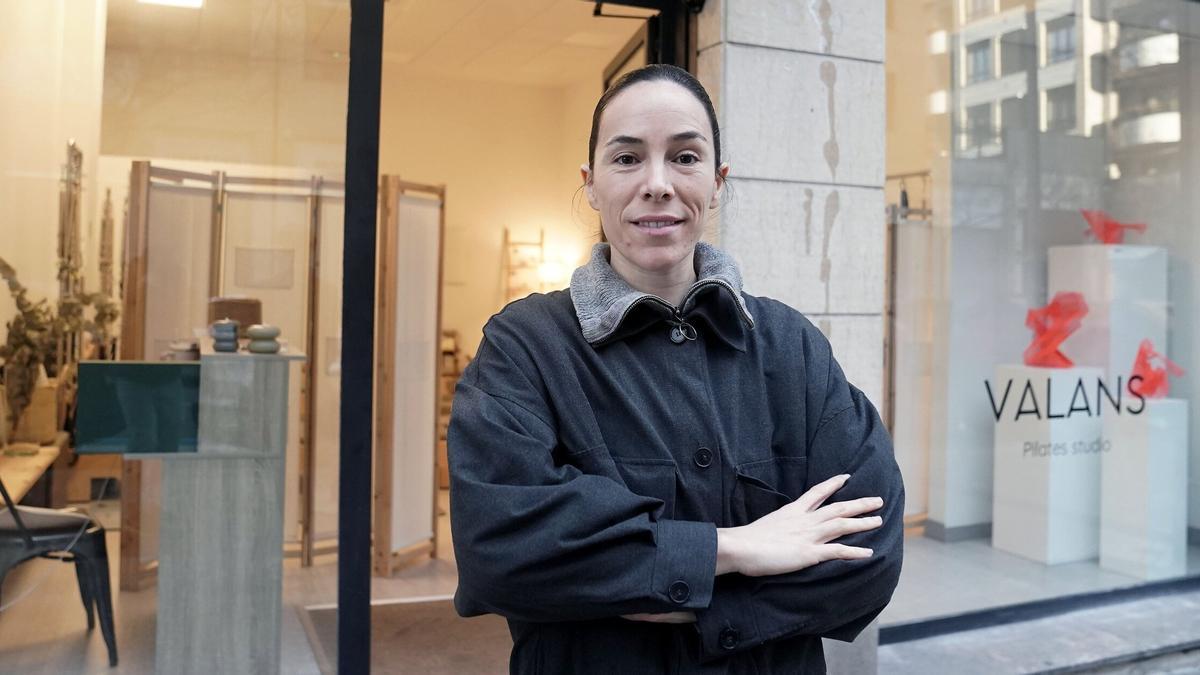 Marta delante de su centro de pilates, ubicado en el bajo del número 2 de la calle Antonio Gaztañeta.