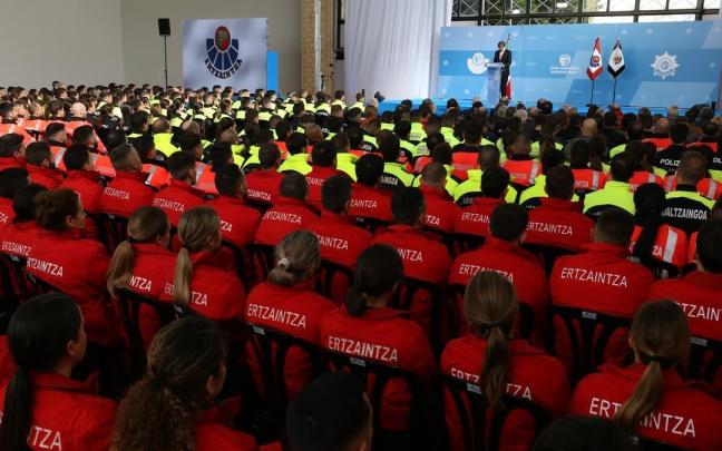 El director de la Academia Vasca de Policía y Emergencias, Andrés Zearreta, ha dado la bienvenida este jueves a las y los 434 nuevos agentes que comienzan en Arkaute su formación. / GOBIERNO VASCO