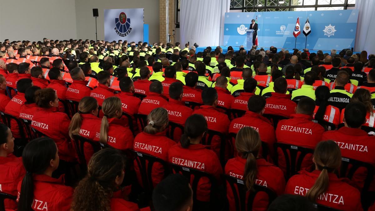 El director de la Academia Vasca de Policía y Emergencias, Andrés Zearreta, ha dado la bienvenida este jueves a las y los 434 nuevos agentes que comienzan en Arkaute su formación.