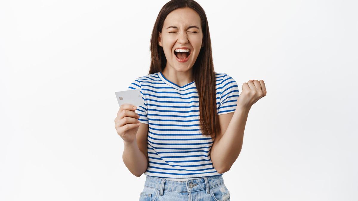 Mujer alegrándose por un premio.