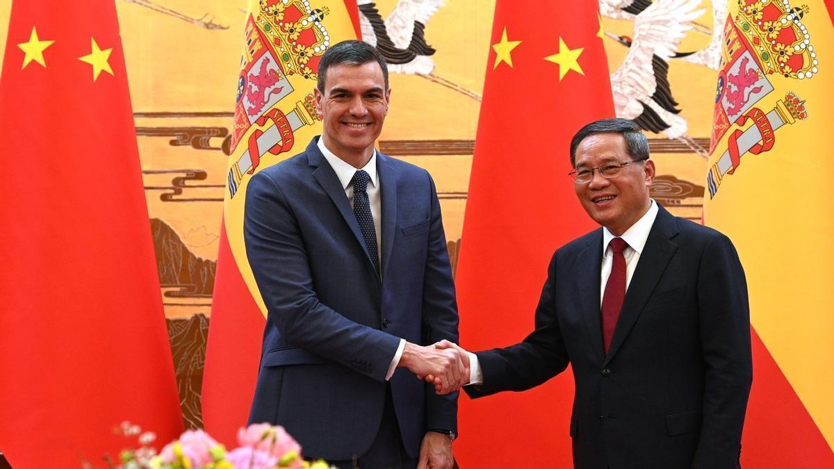 Pedro Sánchez junto al primer ministro chino, Li Qiang.