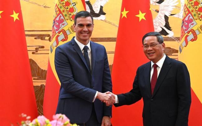 Pedro Sánchez junto al primer ministro chino, Li Qiang.