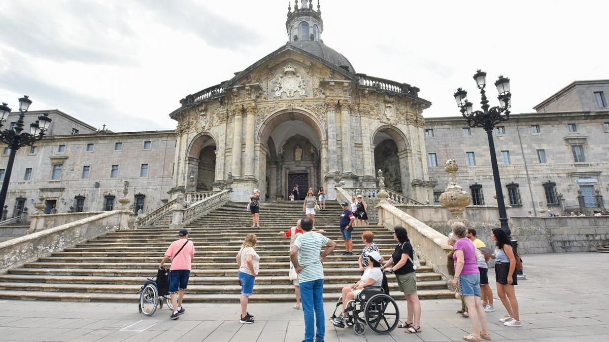 Turistas en la basilica de San Ignacio de Loiola