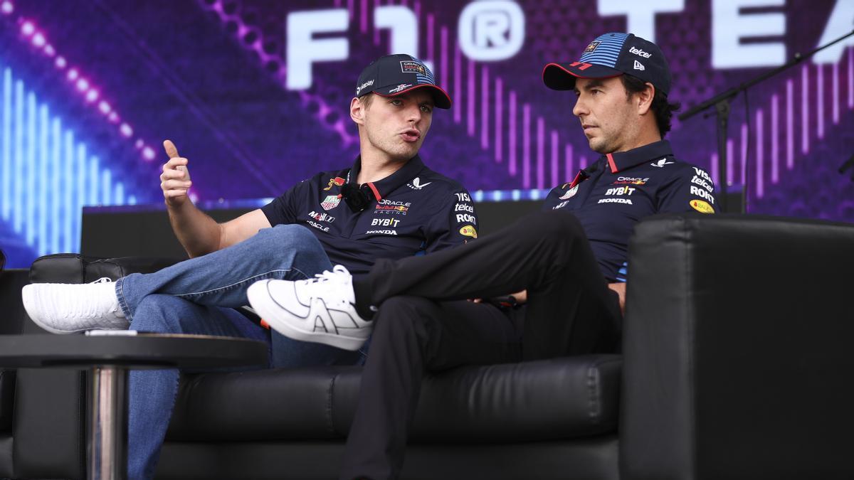 Max Verstappen charla con Sergio 'Checo' Pérez.