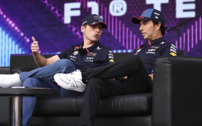 Max Verstappen charla con Sergio 'Checo' Pérez.