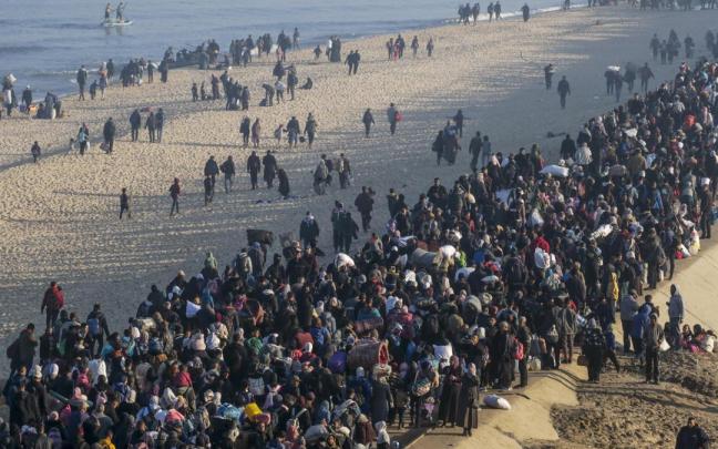 Miles de palestinos regresan al norte de Gaza tras la apertura del paso de Rafah.