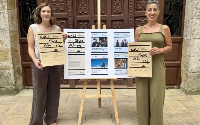 Maria Zubimendi e Irune Urbieta con el cartel de Udako Musikaldia de Zarautz.
