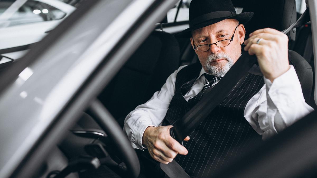 Un conductor veterano se ajusta el cinturón de seguridad.