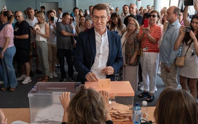 Alberto Núñez Feijóo ejerce su derecho a voto en el Colegio Ramiro de Maeztu de Madrid.