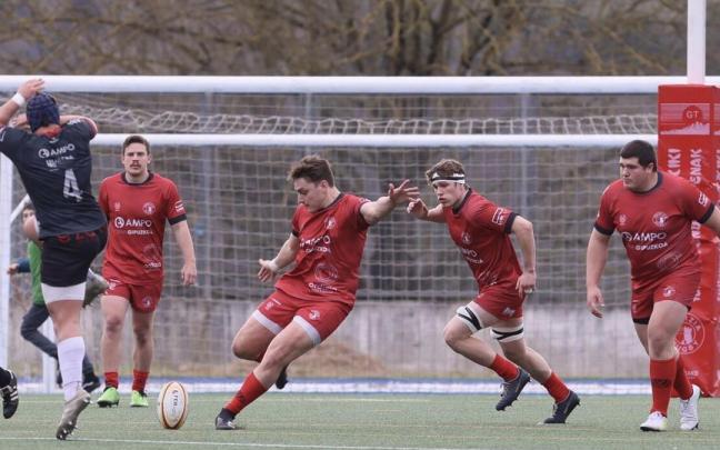 Lander Mujika, del Ampo Ordizia se dispone a patear el balón en presencia de Kieran Lee, Anthony Nazabal y Aitor Lasa.
