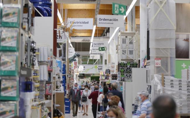 Varias personas compran en el interior de unos grandes almacenes