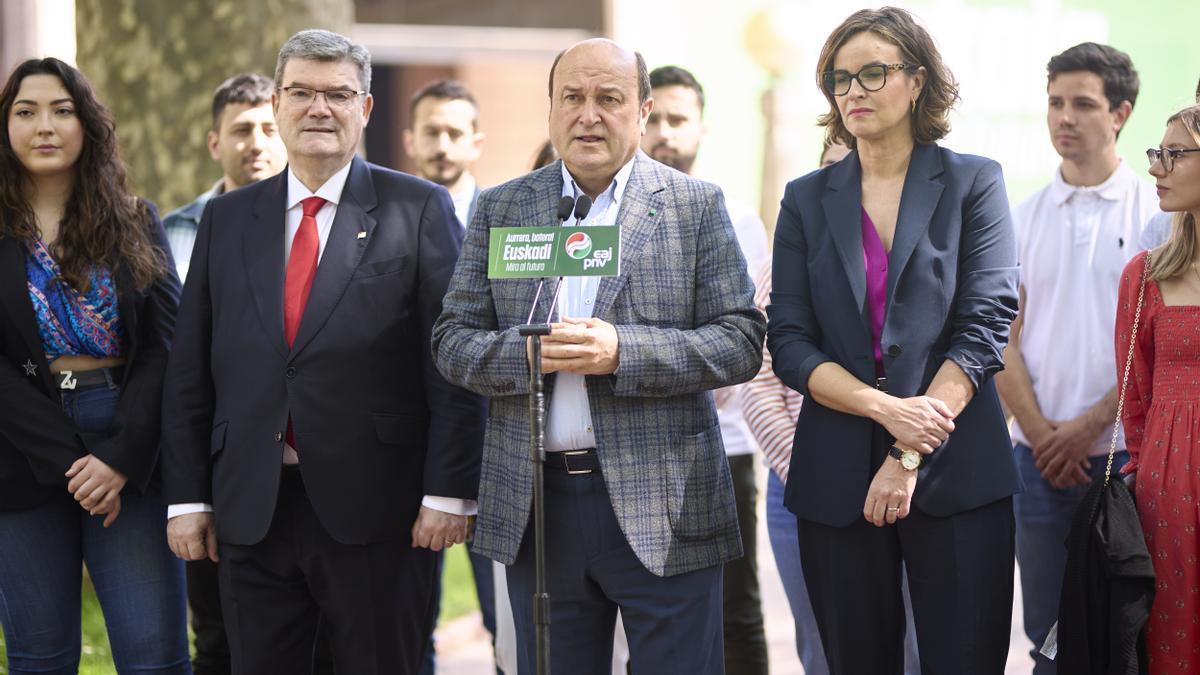 El presidente del Euzkadi Buru Batzar, Andoni Ortuzar, atiende a medios a su llegada para dar a conocer el 'claim' de la campaña de EAJ-PNV, en Sabin Etxea.