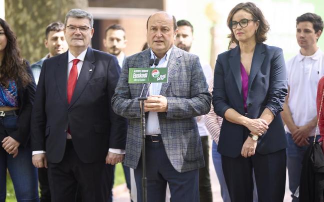 El presidente del Euzkadi Buru Batzar, Andoni Ortuzar, atiende a medios a su llegada para dar a conocer el 'claim' de la campaña de EAJ-PNV, en Sabin Etxea.