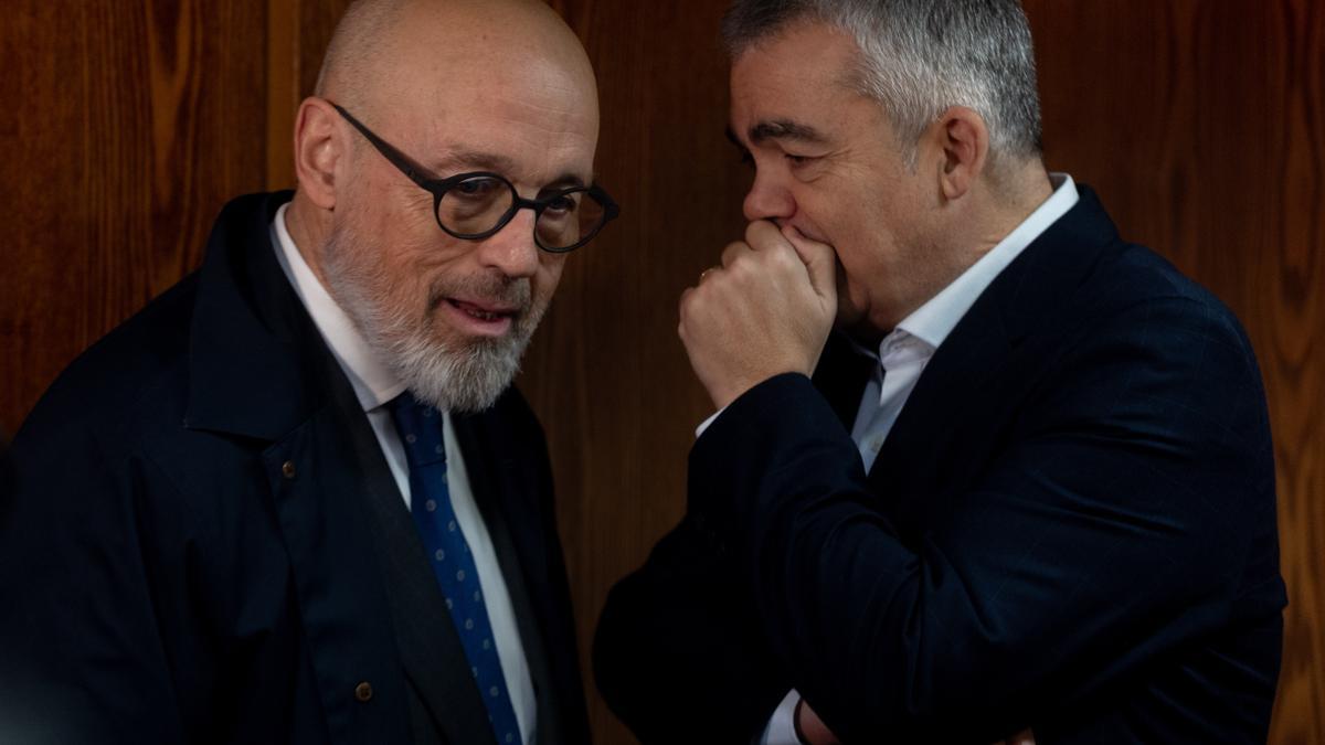 El exsecretario de Organización del PSOE Santos Cerdán (d) conversa con el abogado Jacobo Teijelo (i).