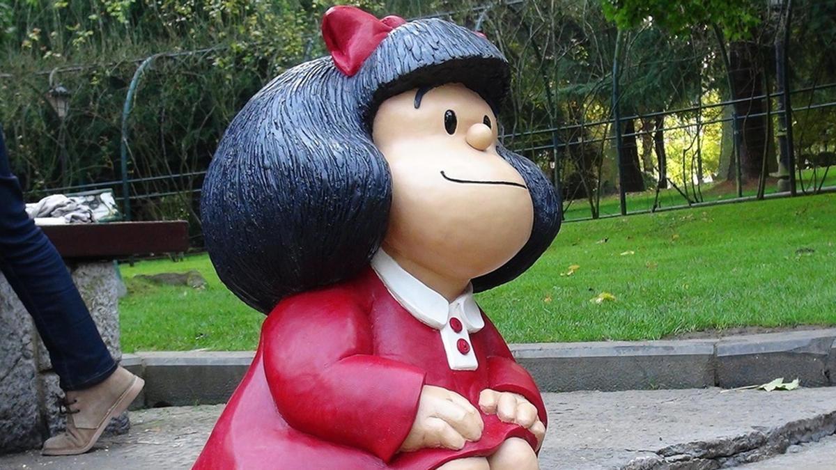 Escultura de Mafalda en recuerdo de Quino en Oviedo.