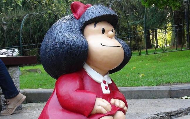 Escultura de Mafalda en recuerdo de Quino en Oviedo.