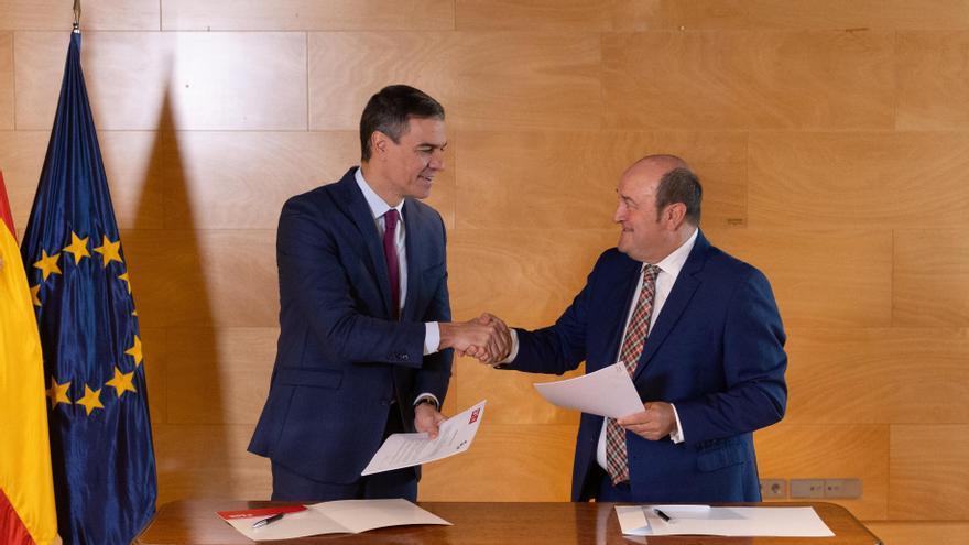 En el pacto firmado el 10 de noviembre se fijó el compromiso de transferir a Euskadi las competencias pendientes antes de dos años y se pactó abrir una negociación para ampliar el autogobierno en el futuro.