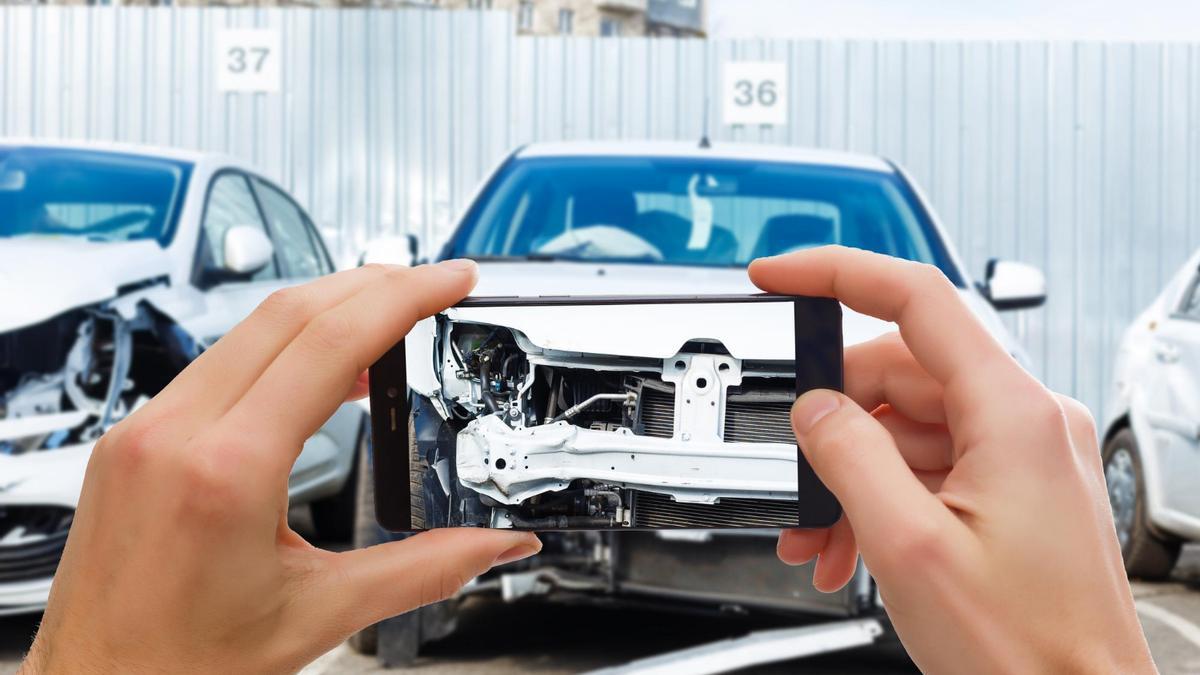 Un perito inspecciona un coche.