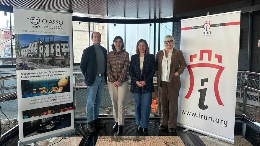 Nuria Alzaga y Cristina Laborda junto a Juanjo Jiménez y Aizpea Goenaga, director y directora adjuntos del Museo Oiasso.