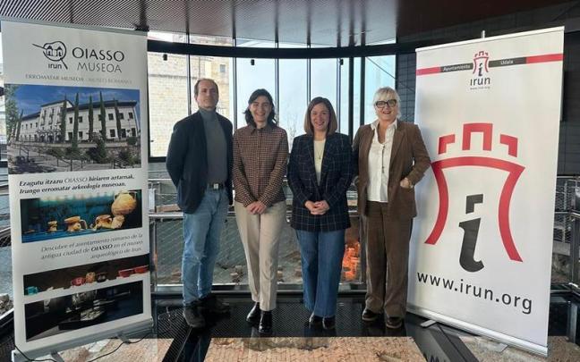 Nuria Alzaga y Cristina Laborda junto a Juanjo Jiménez y Aizpea Goenaga, director y directora adjuntos del Museo Oiasso.