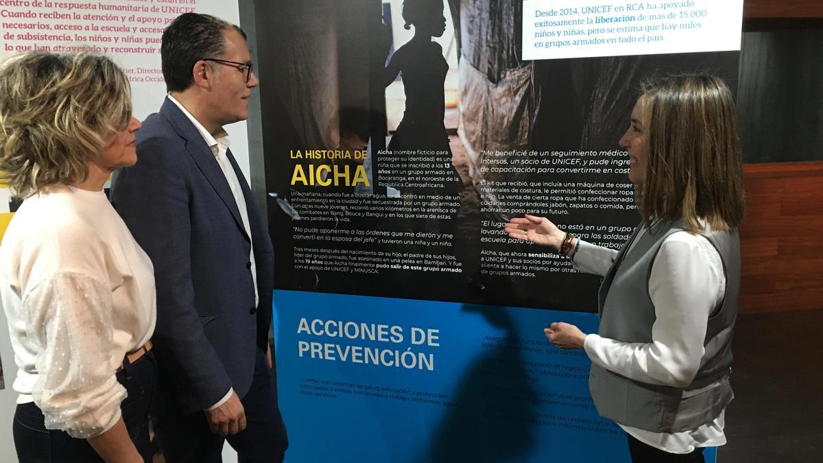 Elsa Fuete, de UNICEF Euskadi, explica a representantes municipales el contenido de la exposición