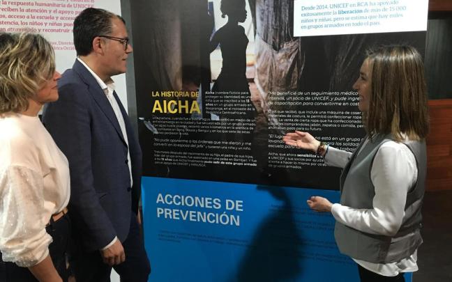 Elsa Fuete, de UNICEF Euskadi, explica a representantes municipales el contenido de la exposición / E.Z. Elsa Fuete, de UNICEF Euskadi, explica a representantes municipales el contenido de la exposición