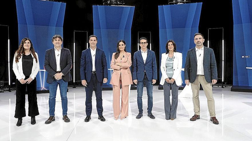 Los participantes –Gorrotxategi, Andueza, Pradales, la presentadora Reparaz, Otxandiano, Garrido y Larrea– en el debate en ETB-1. | FOTO: EITB MEDIA