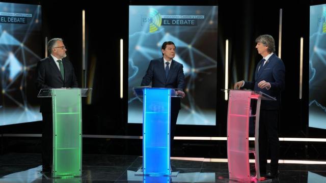 El presidente Fernández Mañueco, en el centro junto al candidato de Vox, Carlos Pollán, y el del PSOE, Carlos Martínez, en un debate.
