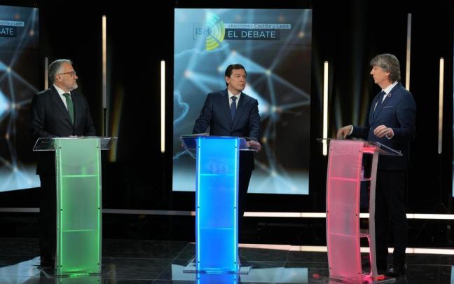 El presidente Fernández Mañueco, en el centro junto al candidato de Vox, Carlos Pollán, y el del PSOE, Carlos Martínez, en un debate.