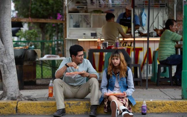 Imagen de la serie ‘Cometierra’, con los actores Harold Torres y Lilith Curiel, protagonista principal