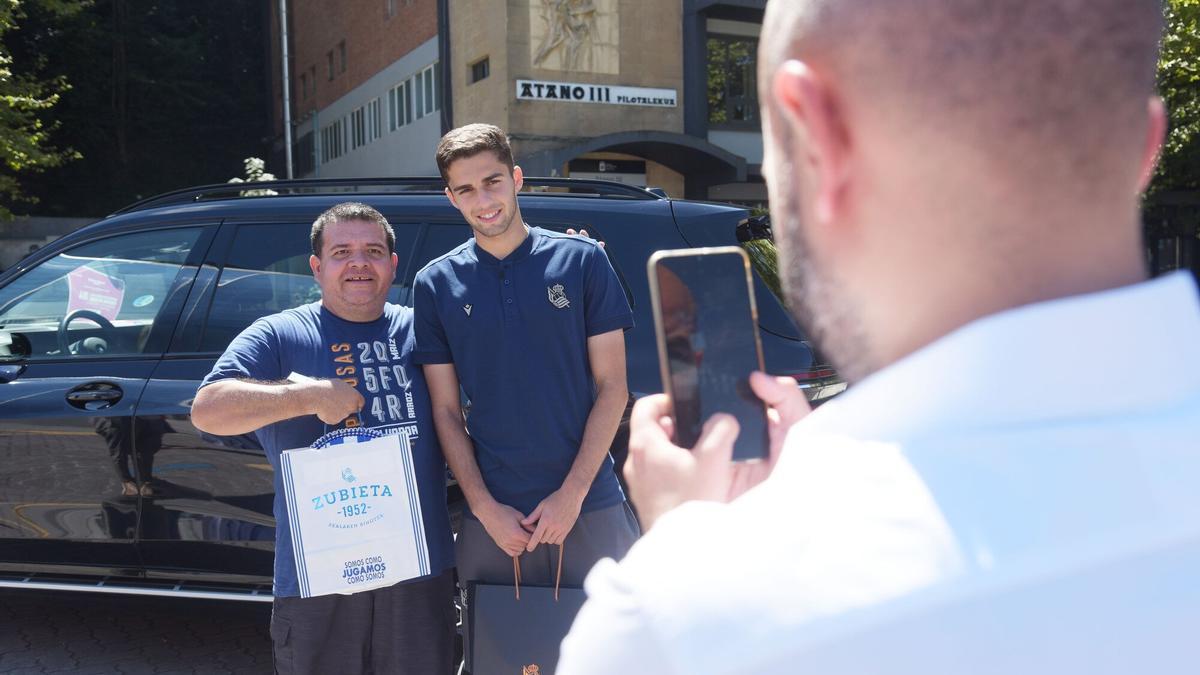 Arsen Zakharyan a su llegada a Donostia. / PEDRO MARTÍNEZ