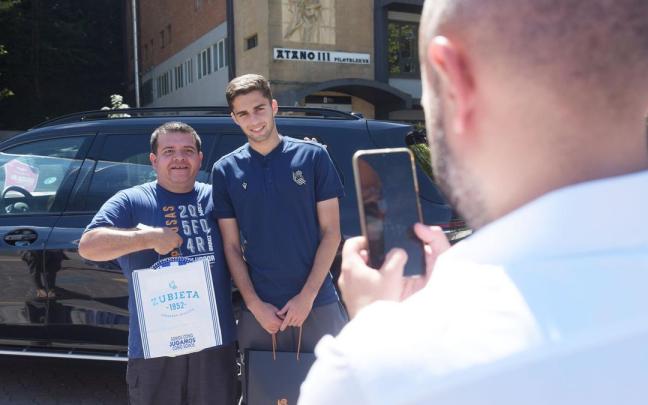 Arsen Zakharyan a su llegada a Donostia. / PEDRO MARTÍNEZ