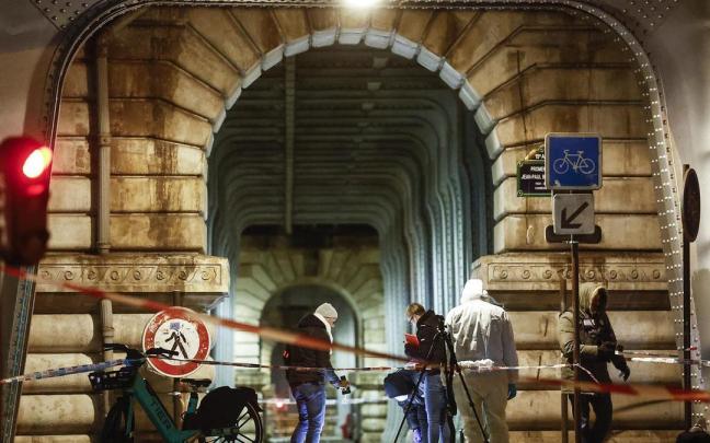 Agentes de la policía forense trabajando en el punto de uno de los ataques