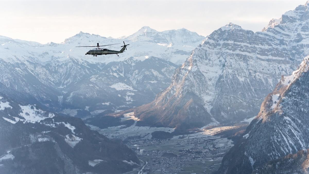 Un helicóptero sobrevuela los Alpes suizos, en una imagen de archivo.