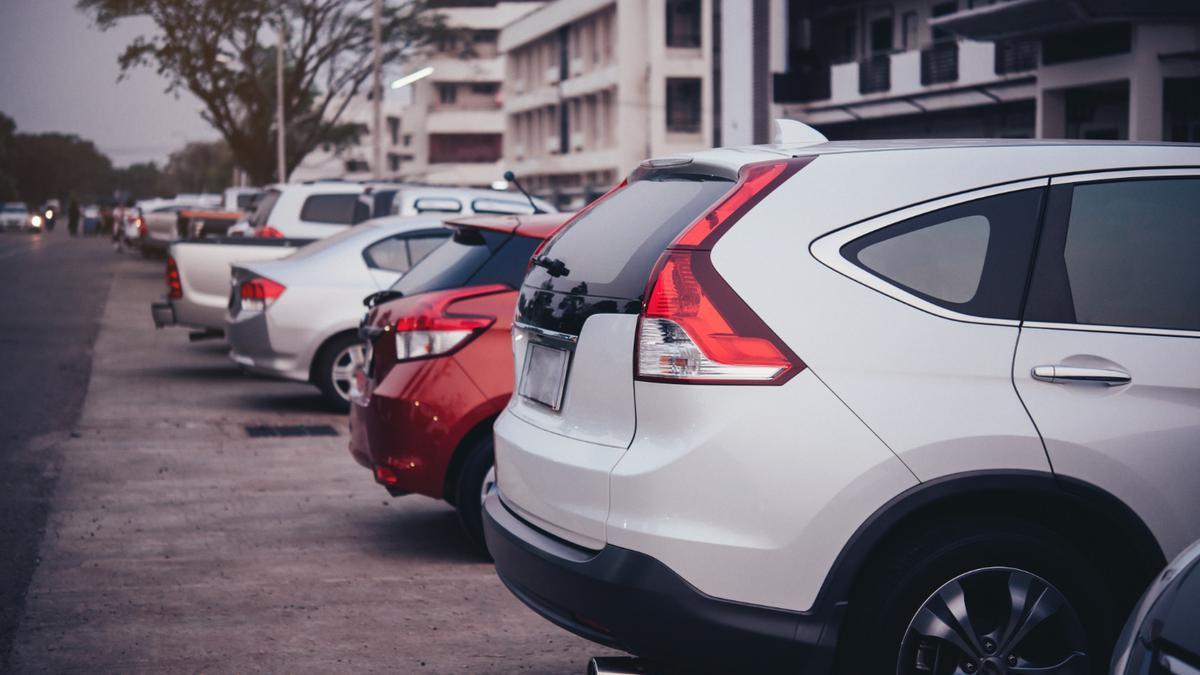 Una hilera de coches en un aparcamiento