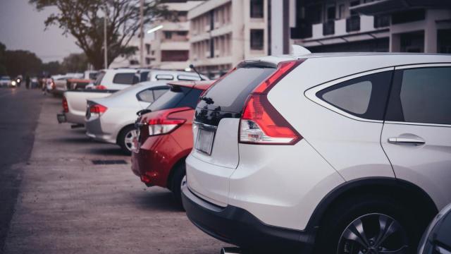 Una hilera de coches en un aparcamiento