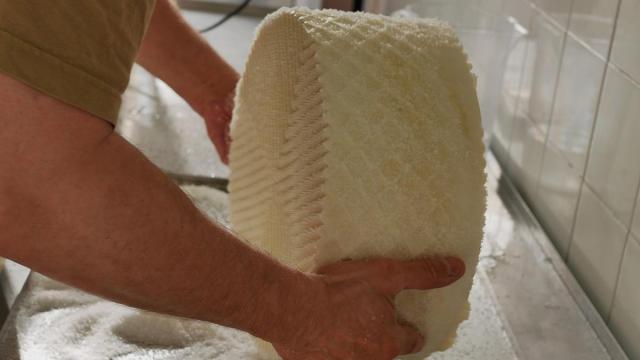 Imagen del proceso de elaboración de los quesos.