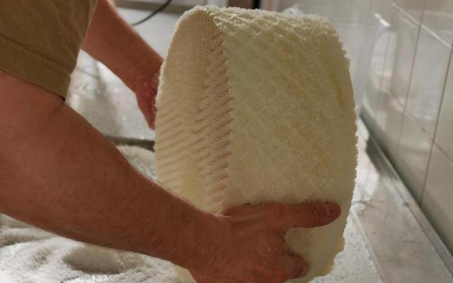 Imagen del proceso de elaboración de los quesos.