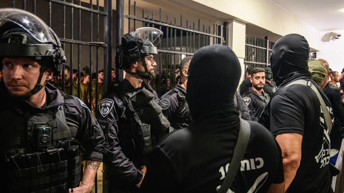 Policías israelíes custodian un centro penitenciario.